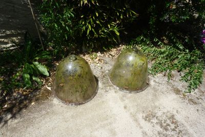 deux vases verts posés par terre