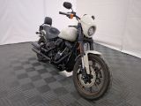une moto posée sur un sol à damier