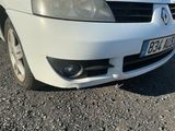 une voiture blanche garée sur le bord de la route