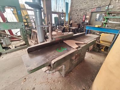 une machine qui découpe un morceau de bois