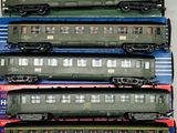 beaucoup de petits trains empilés les uns sur les autres