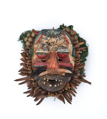une image représentant un masque fabriqué à partir de pommes de pin
