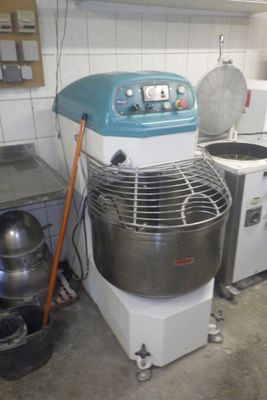 une image d'une cuisine avec un mixeur et d'autres appareils électroménagers