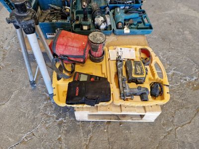 un tas d'outils posé sur une palette au sol