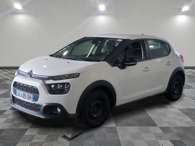 la citrole blanche est garee sur un carrelage en damier
