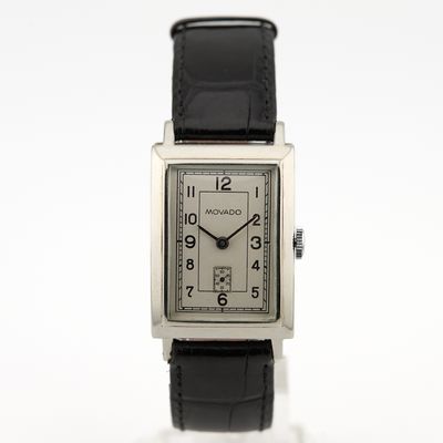 gros plan d'une montre sur une surface blanche