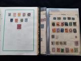 un livre ouvert avec des timbres, posé sur une table