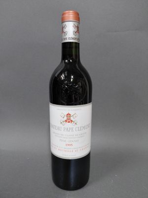 une bouteille de vin rouge posée sur une table