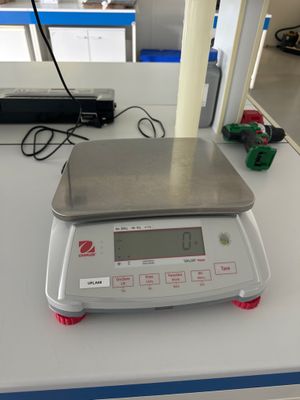 une image représentant une balance posée sur une table dans un laboratoire