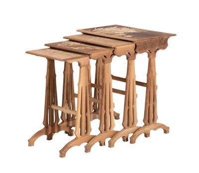 trois tables gigognes en bois sur fond blanc, avec un fond blanc