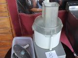 un mixeur posé sur une table, à côté d'un saladier