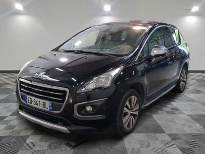 la petite voiture noire est garée dans une grande pièce