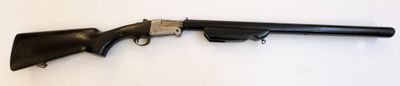 un gros plan d'un pistolet accroché au mur, sur fond blanc