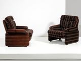 deux chaises rayées marron posées sur une surface blanche dans une pièce