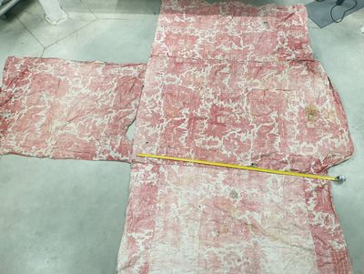 un morceau de tissu posé par terre avec un mètre ruban