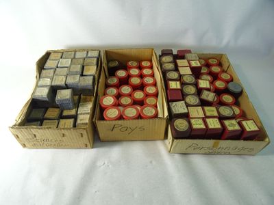 trois boîtes contenant différents types de savon, posées sur une surface blanche