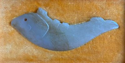 un objet en forme d'oiseau bleu posé sur une surface en bois