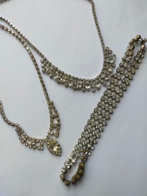 Lot de trois colliers en strass