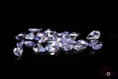un tas de diamants violets et blancs sur une surface noire