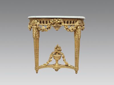 une image représentant une table avec un plateau en marbre et un cadre doré