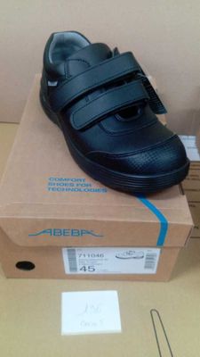 une boîte sur laquelle est posée une paire de chaussures noires