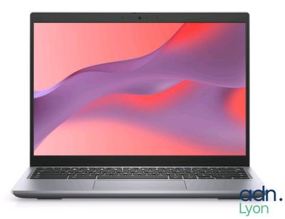 un ordinateur portable avec un fond rose et un clavier gris