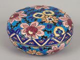 l'image d'une boîte décorative ornée de fleurs