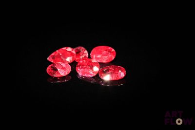 trois losanges rouges sur un fond noir, dans l'obscurité