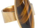 une bague en or avec une pierre « œil-de-tigre » au centre