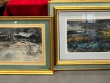 trois photos encadrées posées sur la table, à côté d'une nappe rouge