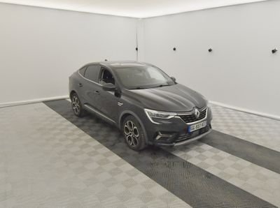 une image d'une voiture garée dans un garage