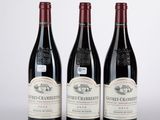 trois bouteilles de vin posées sur une table l'une à côté de l'autre