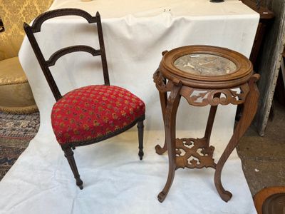 deux chaises et une table sur laquelle est posé un miroir