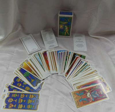 de nombreuses cartes disposées en cercle sur une table