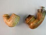 deux pièces de poterie posées l'une à côté de l'autre sur une table