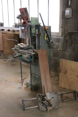 une machine qui se trouve dans une pièce où il y a beaucoup de bois par terre