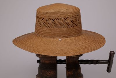 un chapeau marron posé sur une pince