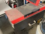 une machine posée sur une table dans une pièce