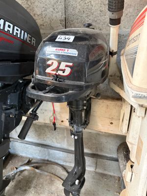 un petit moteur qui traîne dans un garage