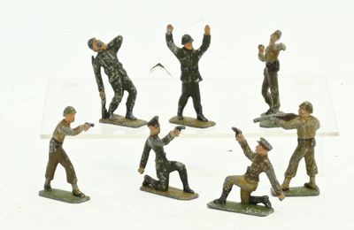 Ensemble de 7 soldats en plomb, Allemands et Russes. - Photo 1
