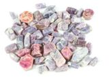 des roches violettes et blanches sur une surface blanche, sur une surface blanche