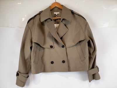 la veste est suspendue à un cintre sur le mur