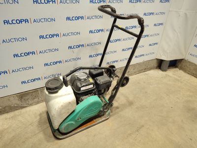 une photo d'une tondeuse à gazon dans un garage