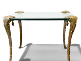 une table en verre ornée d'un motif à la feuille d'or