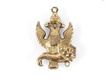 une image d'un pendentif plaqué or orné d'un oiseau