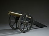 un vieux canon posé sur une charrette en bois