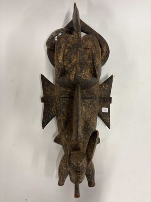 gros plan d'un objet en bois sur une surface blanche