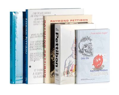 plusieurs livres sont empilés sur une surface blanche