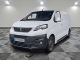 la camionnette blanche est garée sur le sol en damier d'une pièce