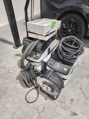 un grand nombre d'outils posés sur le sol